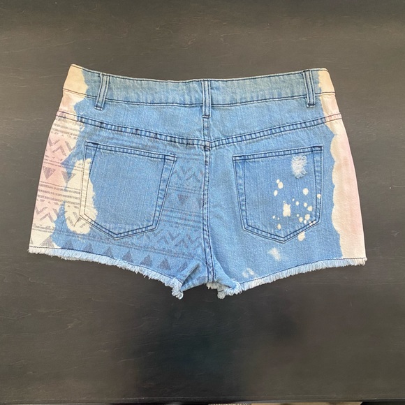 Fire Los Angeles Distressed Jean Shorts Juniors Sz 11 Pink & White Aztec Pattern - Picture 2 of 7